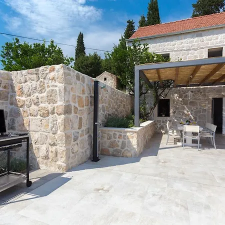 Hedera Estate, Hedera Viii Orašac