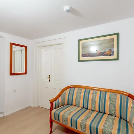 Hedera Estate, Hedera Viii