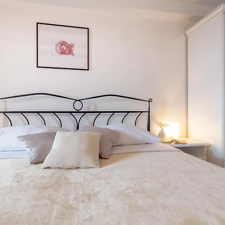 Willa Hedera Estate, Hedera Viii Orašac