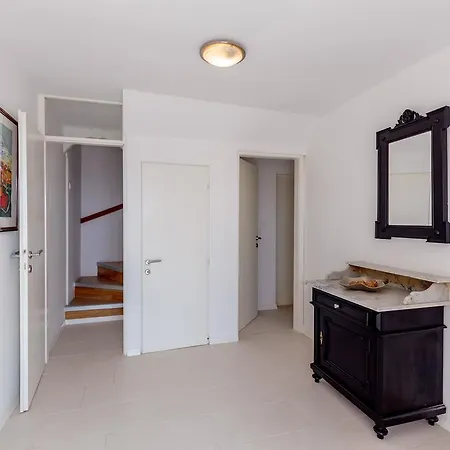 Hedera Estate, Hedera Viii *